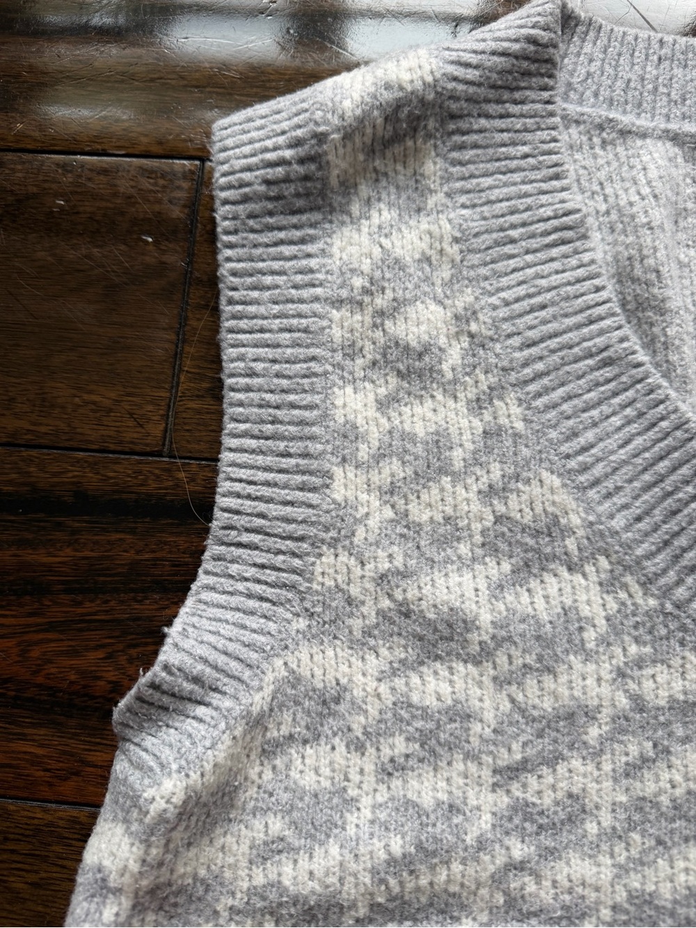 Abercrombie & Fitch Light Gray and White Houndstooth V-Neck Sweater Vest - Picture 3 of 8